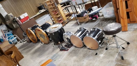SET OF DRUMS