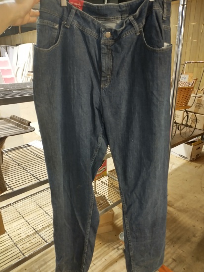 PAIR OF WOMENS JEANS SIZE 22