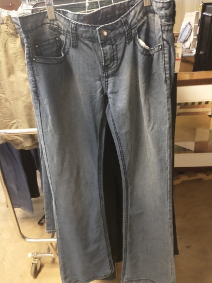 PAIR OF WOMENS JEANS SIZE 9