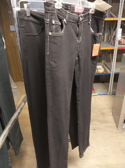 2 PAIRS OF WOMENS PANTS SIZE 7