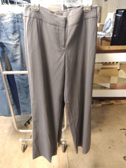 2 PAIRS OF WOMENS DRESS PANTS SIZE 0.5