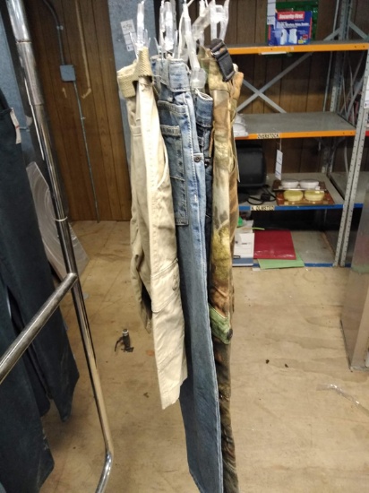 4 PAIRS OF YOUTH PANTS SIZE 7, 14 AND 18