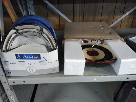 SET OF ANCHOR BOWLS WITH LIDS AND BAKING DISH
