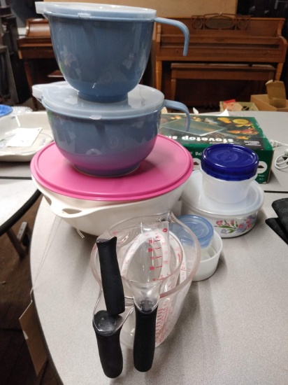 LOT OF TUPPERWARE AND MEASURING CUPS