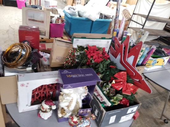LOT OF XMAS DÉCOR ON TABLE