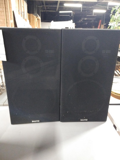 2 SANYO SPEAKERS - MODEL SS-686