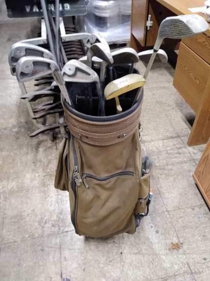 SET OF GOLF CLUBS AND BAG