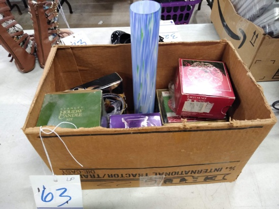 BOX OF HOLIDAY DÉCOR