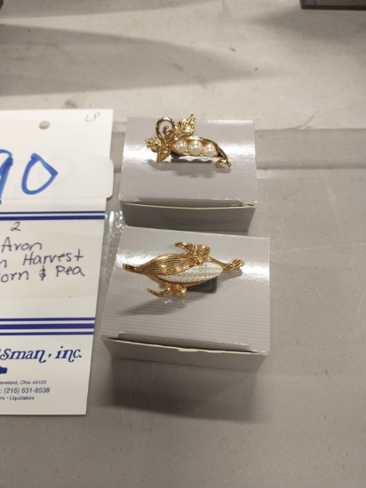 SET OF 2 VINTAGE AVON AMERICAN HARVEST PINS - CORN AND PEA
