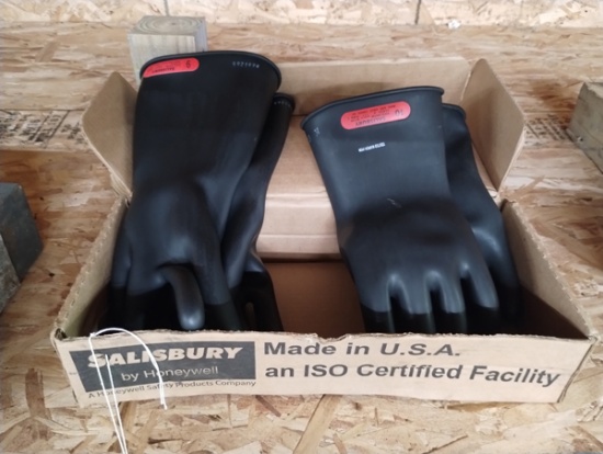 2 PAIRS OF SALISBURY LINEMAN GLOVES - CLASS 0 , SIZES 9 AND 10