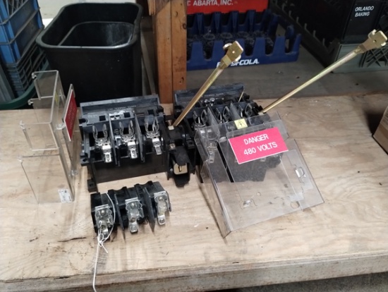 2 ALLEN BRADLEY DISCONNECTS 149V-DS60