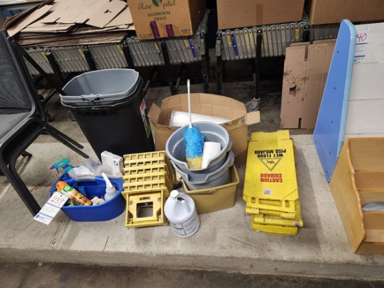 LOT OF CLEANING SUPPLIES