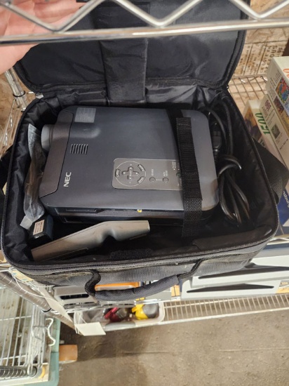 NEC LCD PORTABLE PROJECTOR MODEL: LT157 WITH CARRYING CASE