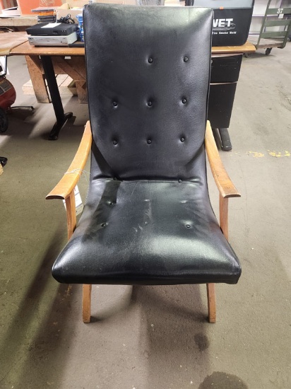 WOOD AND LEATER ARM LOUNGE CHAIR
