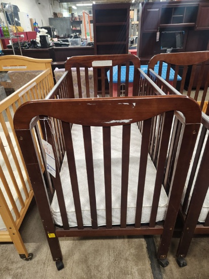 DREAM ON ME WOOD CRIB ON WHEELS - STYLE NO. 674 - MEASURES 35 1/2"x30"x46"