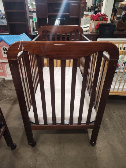 DREAM ON ME WOOD CRIB ON WHEELS - STYLE NO. 674 - MEASURES 35 1/2"x30"x46" -AS IS - ON WHEEL IS BROK