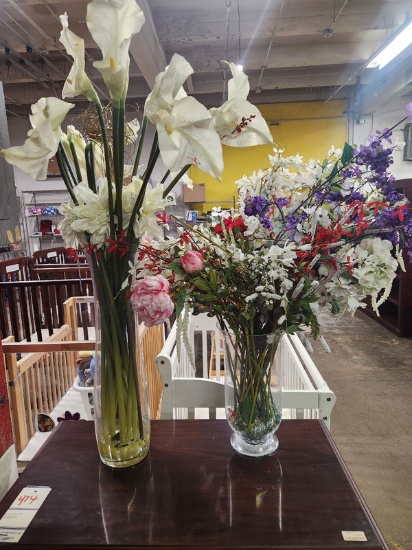 LOT OF 2 LARGE GLASS VASES AND FAKE FLOWERS