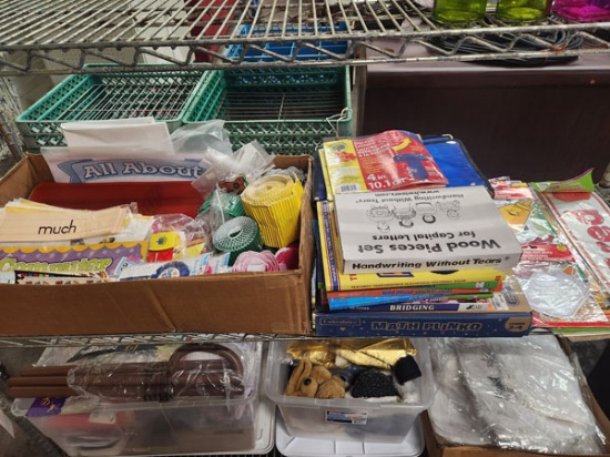 LOT OF ASSORTED TEACHER CLASSROOM SUPPLIES AND DÉCOR