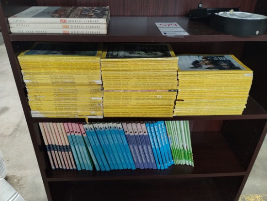 LOT OF EDUCATIONAL BOOKS AND VINTAGE NATIONAL GEOGRAPHIC MAGS FROM THE 50' - 80'S