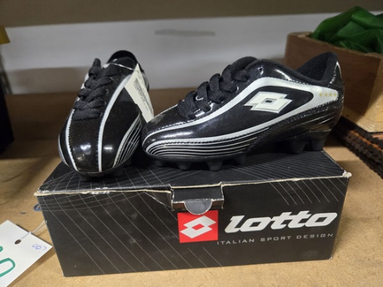 YOUTH SOCCER SHOES - SIZE 11