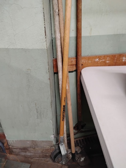LOT OF HAND TOOLS