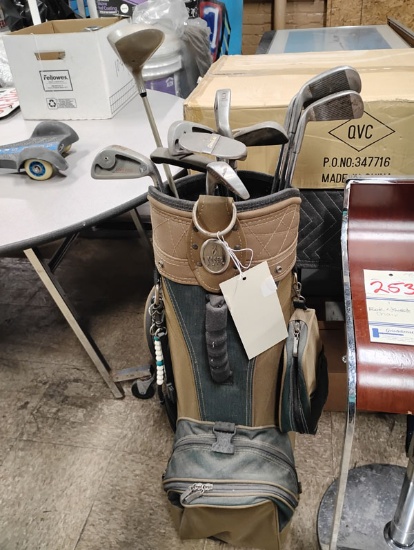 SET OF GOLF CLUBS AND BAG