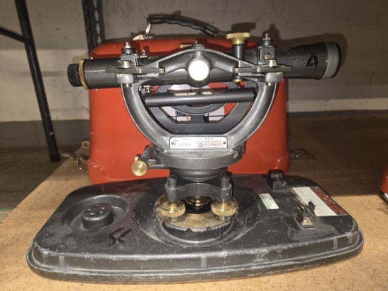 DAVID WHITE TRANSIT LEVEL WITH CASE - MODEL 8307 - ONE LATCH ON CASE IS BROKEN