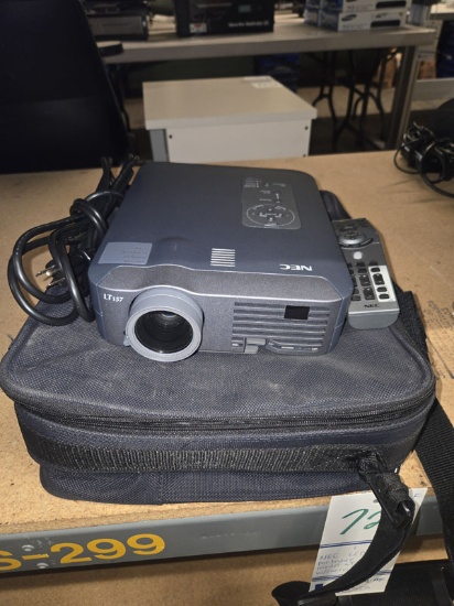 NEC LCD PORTABLE PROJECTOR - MODEL LT157 WITH CARRYING CASE