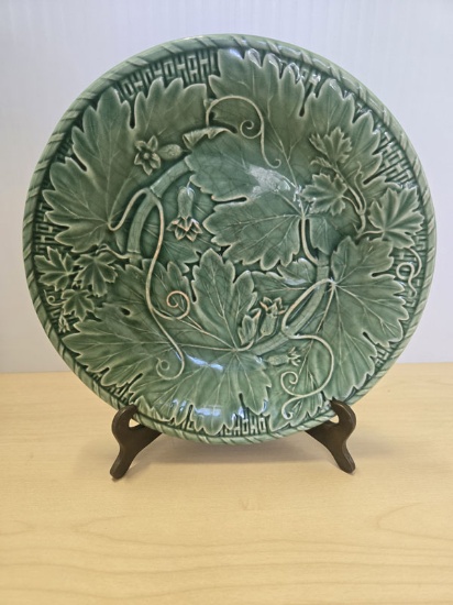 VINTAGE BORDELLO PINNEIRO PORTUGAL MAJOLICA GREEN LEAF AND VINE PLATE 8"