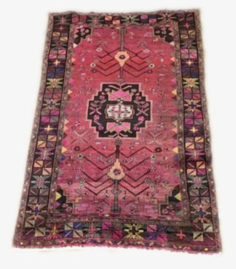 ORIENTAL TYPE AREA RUG MEASURING 9'9 X 5'7