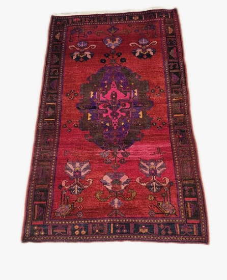 ORIENTAL TYPE AREA RUG MEASURING 8'10 X 5'1