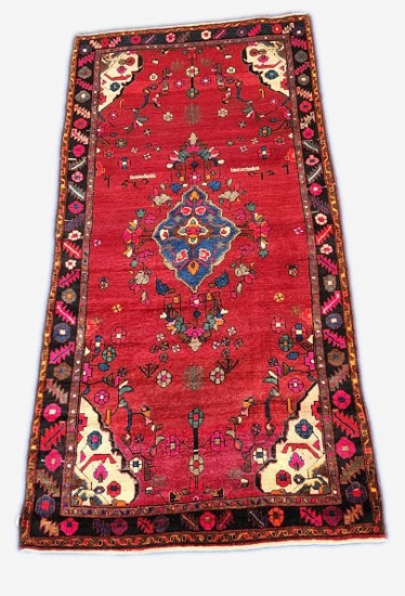 ORIENTAL TYPE AREA RUG MEASURING 10'4 X 5'3
