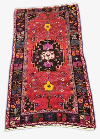 ORIENTAL TYPE AREA RUG MEASURING 9'4 X 4'6