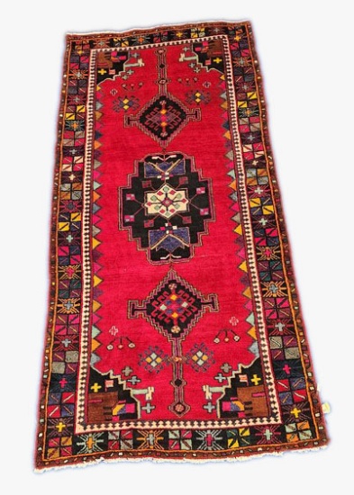 ORIENTAL TYPE AREA RUG MEASURING 10'11 X 5'5