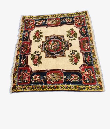 ORIENTAL TYPE AREA RUG MEASURING 4'6 X 5'4