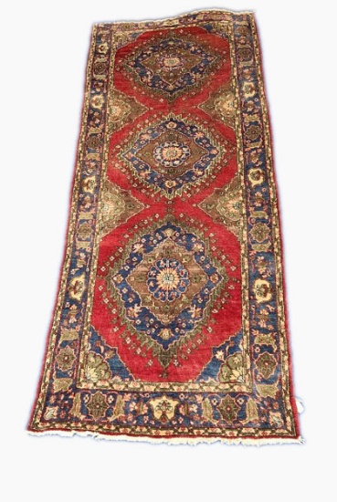 ORIENTAL TYPE AREA RUG MEASURING 12'6 X 5'3