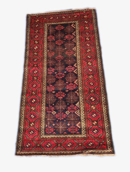ORIENTAL TYPE AREA RUG MEASURING 8'11 X 4'9