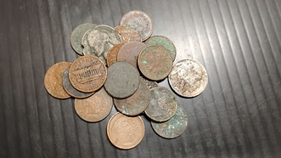 LOT OF ASSORTED DMAGED OR UNRECOGNIZABLE U.S. COINS - PENNIES, NICKELS AND DIMES (.37¢ TOTAL)