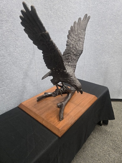 METAL BALD EAGLE SCULPTURE / STATUE (21X16X26") ON WOODEN PLATFORM (21.5X18.5X2") ORIGINAL PURCHASE