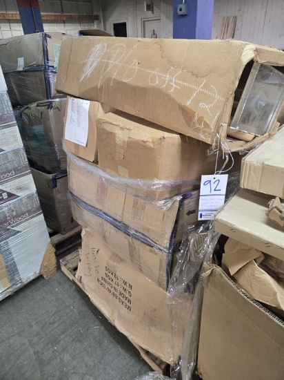 SKID OF PLASTIC RETAIL DISPLAYS - SHOE SHELF, STANDS, AND OTHER MISCELLANEOUS DÉCOR