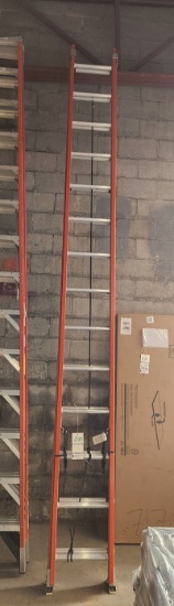 LOUISVILLE 28' FIBERGLASS EXTENSION LADDER