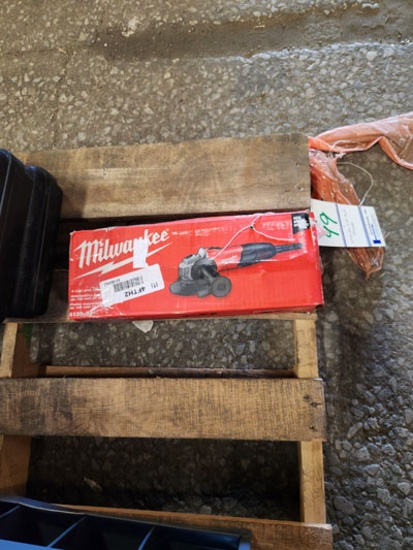 MILWAUKEE 4-1/2" ANGLE GRINDER