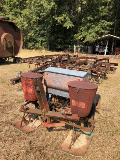 MF 2 Row Planter With Fertilizer Hopper