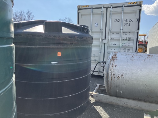 1550 gal poly tank  blemished