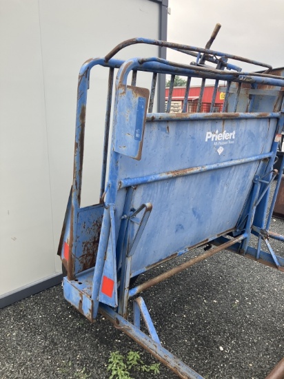PRIEFERT CALF CHUTE W/DOLLY