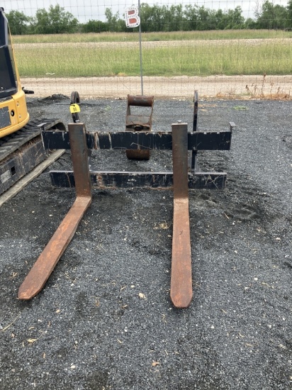 JD QUICK ATTACH 48'' PALLETT FORKS