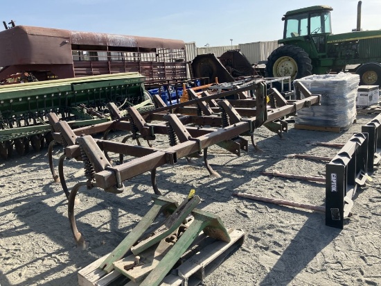 JD 1600 14 SHANK CHIESEL NO WELDS GOOD CHIESEL