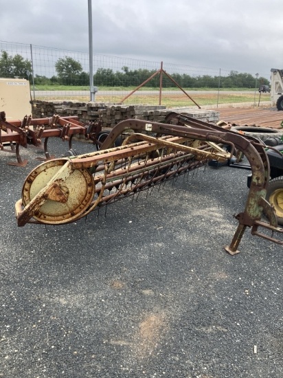 JD 670 HAY RAKE