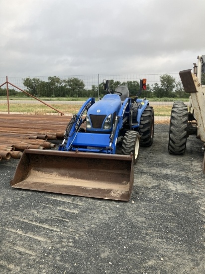 "NEW HOLLAND TC 35DA TRACTOR W/LOADER 4X4 772HRS