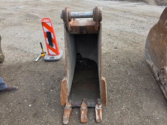 22" Caterpillar Bucket